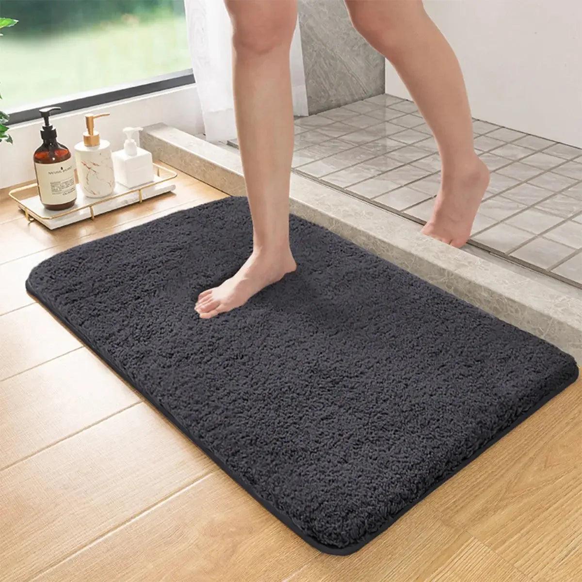 Tapis de bain gris foncé absorbant et antidérapant